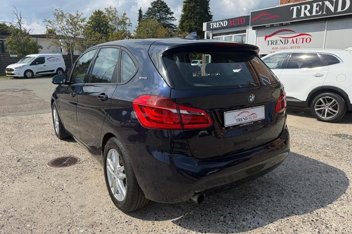 Blå BMW 225xe fra 2018