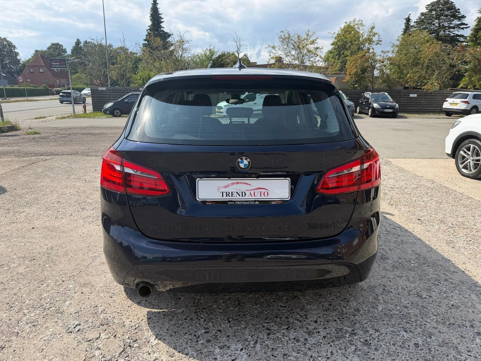 Blå BMW 225xe fra 2018
