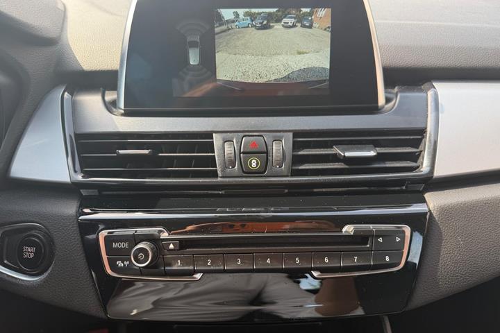 Blå BMW 225xe fra 2018