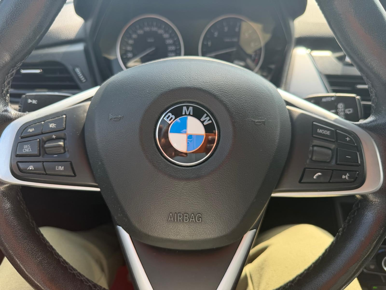 Blå BMW 225xe fra 2018