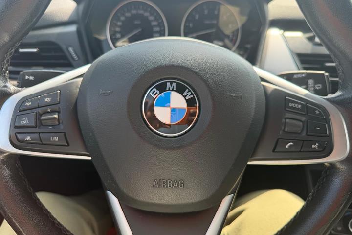 Blå BMW 225xe fra 2018