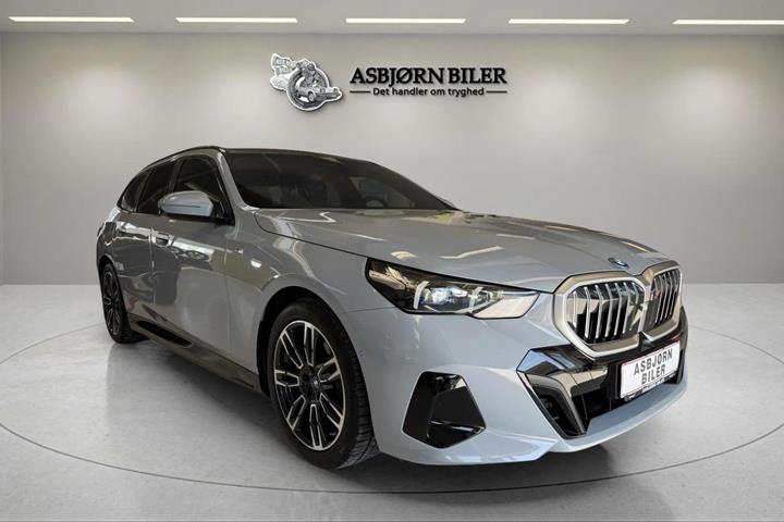 Grå BMW i5 fra 2025