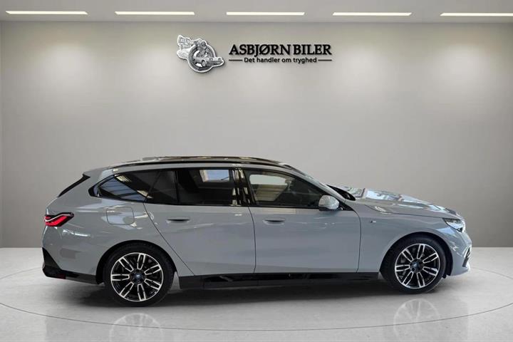 Grå BMW i5 fra 2025