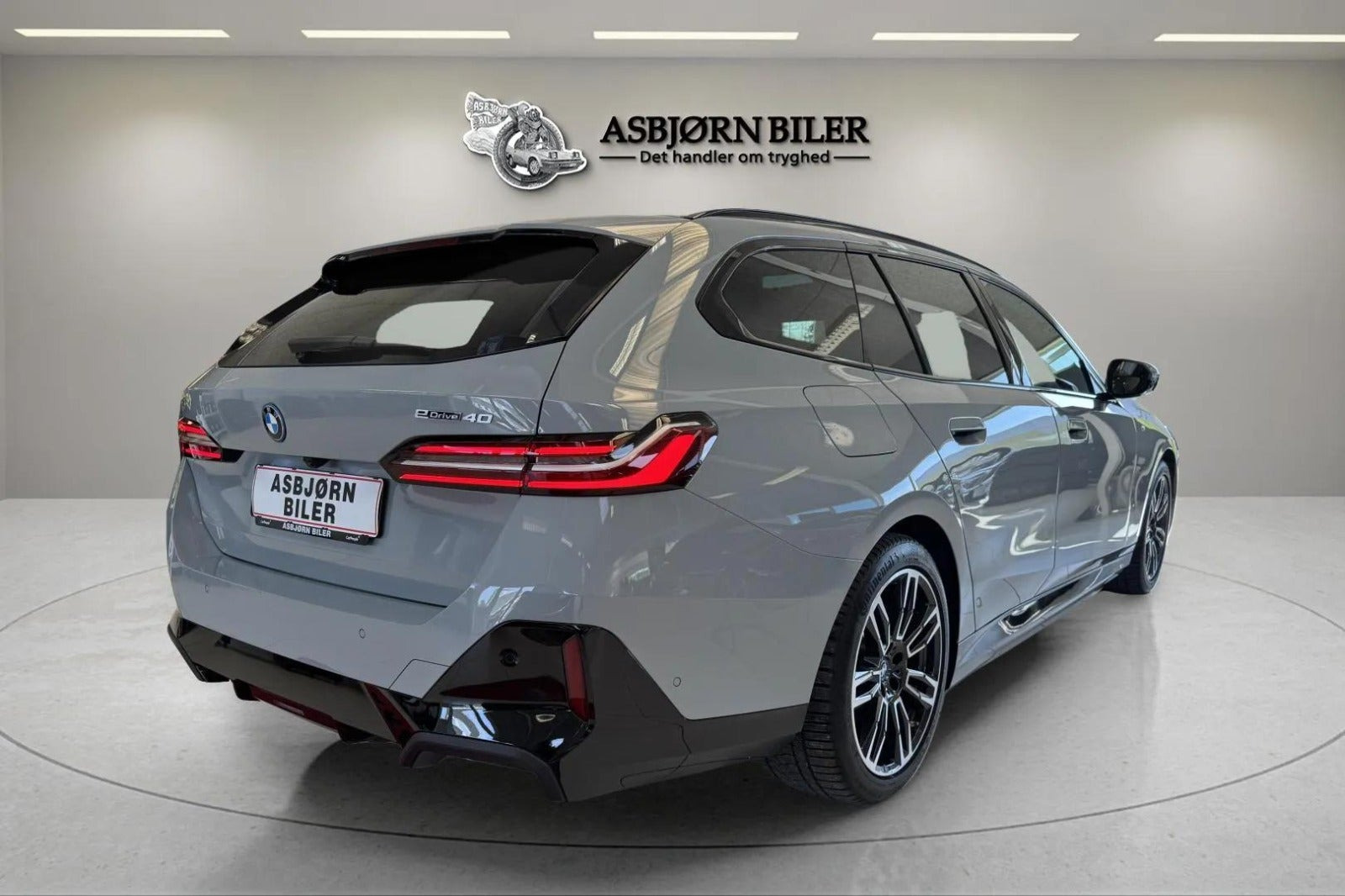 Grå BMW i5 fra 2025