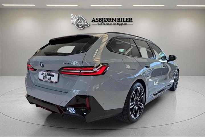 Grå BMW i5 fra 2025