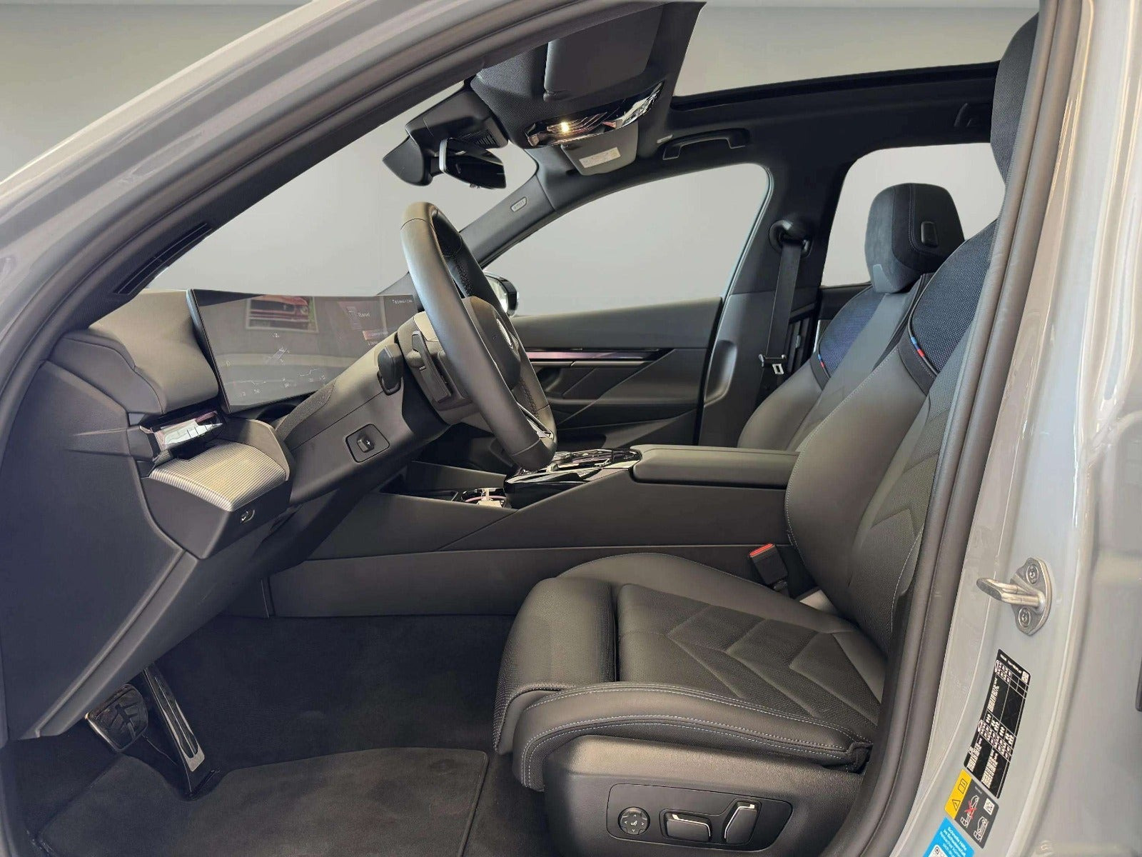 Grå BMW i5 fra 2025