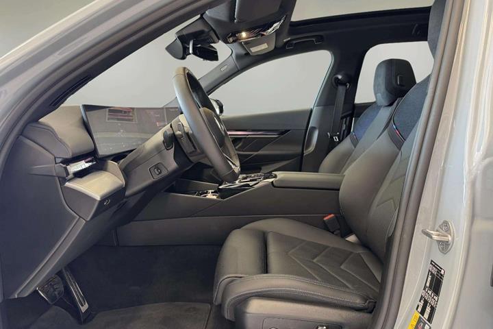 Grå BMW i5 fra 2025