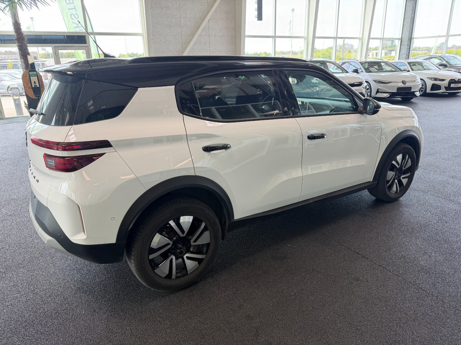 Hvid Opel Frontera fra 2025