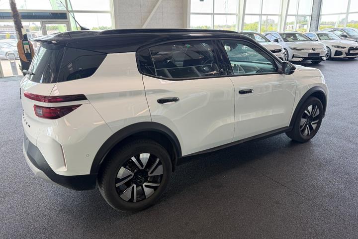 Hvid Opel Frontera fra 2025