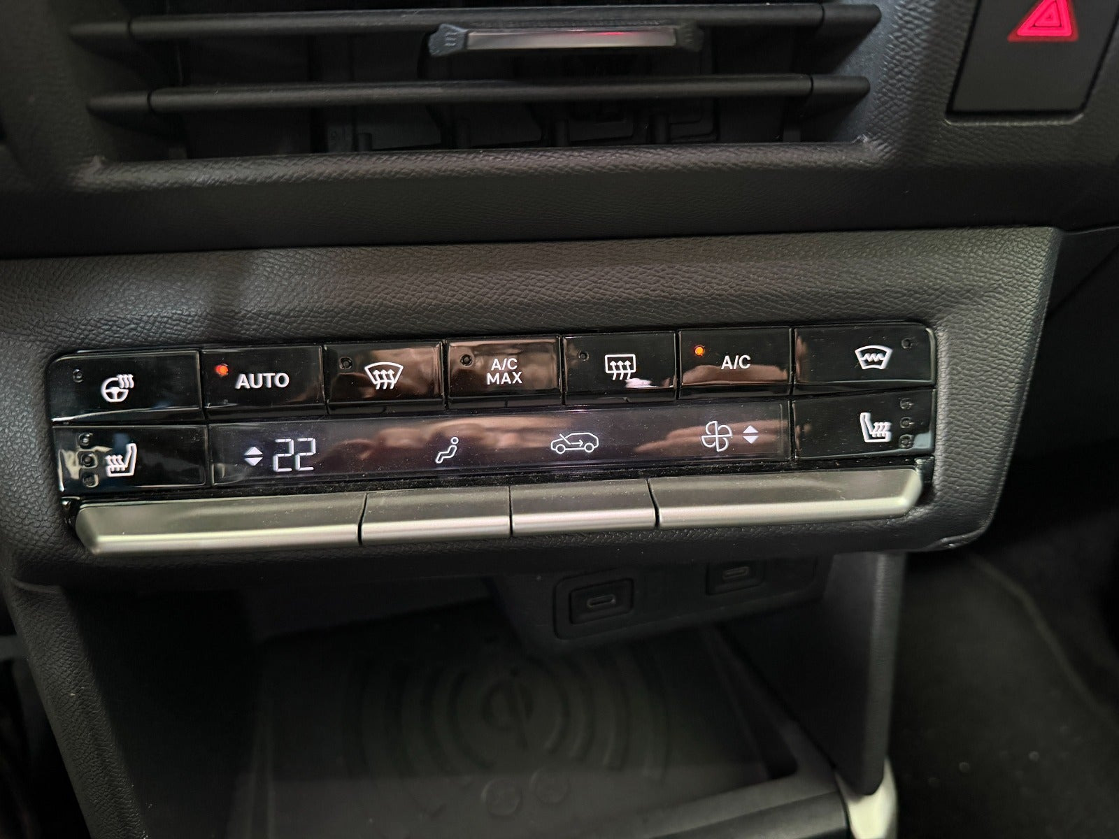 Hvid Opel Frontera fra 2025