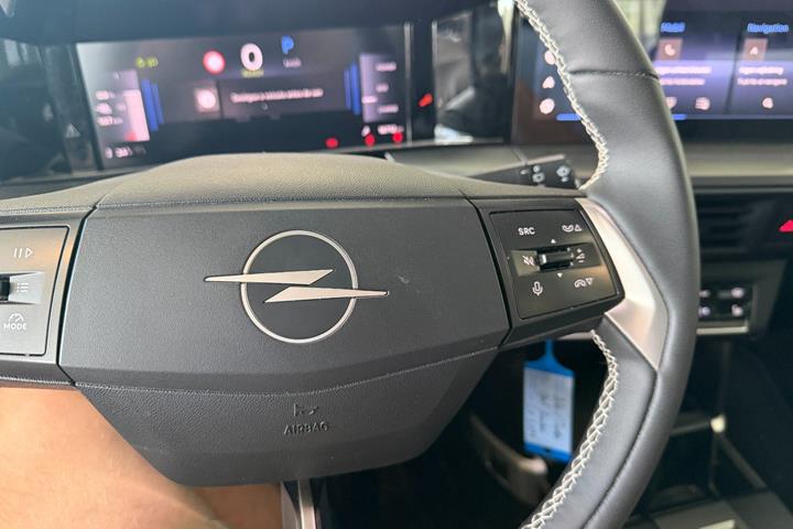 Hvid Opel Frontera fra 2025
