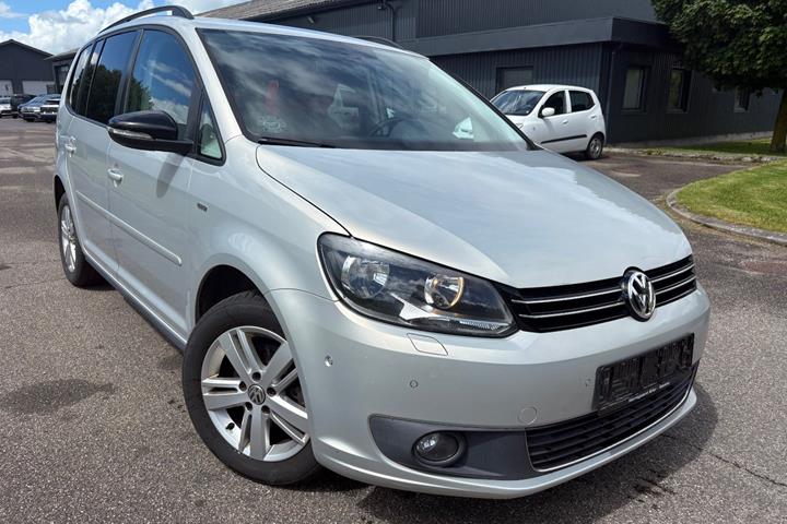 Gul VW Touran fra 2014 set udefra