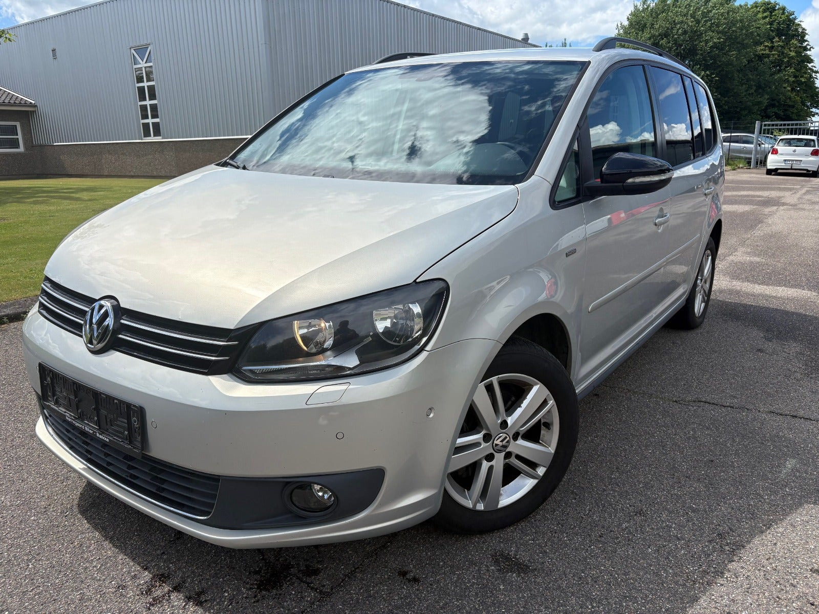 Gul VW Touran fra 2014