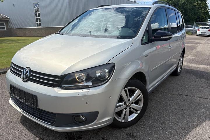 Gul VW Touran fra 2014