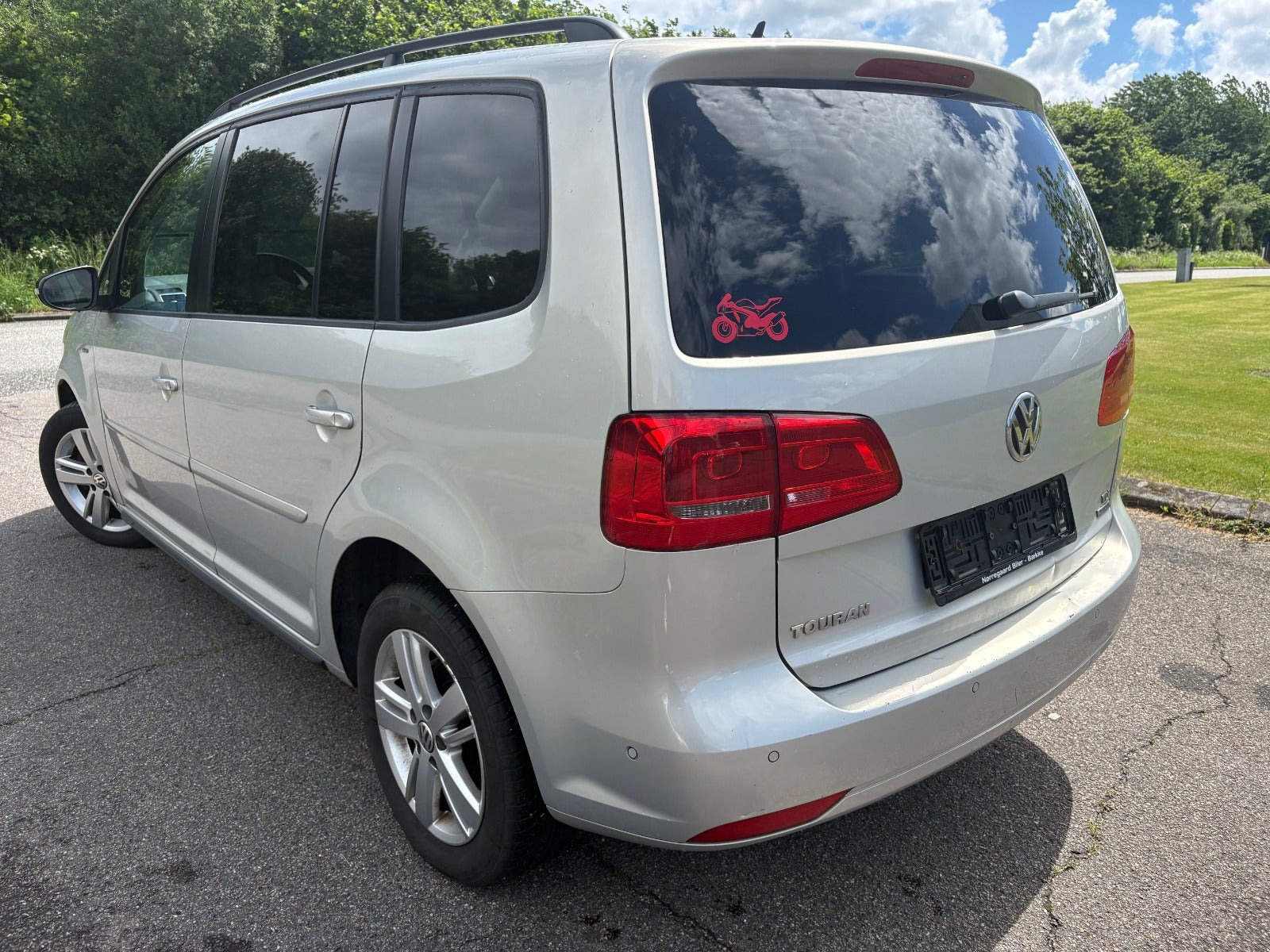 Gul VW Touran fra 2014