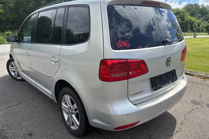 Gul VW Touran fra 2014