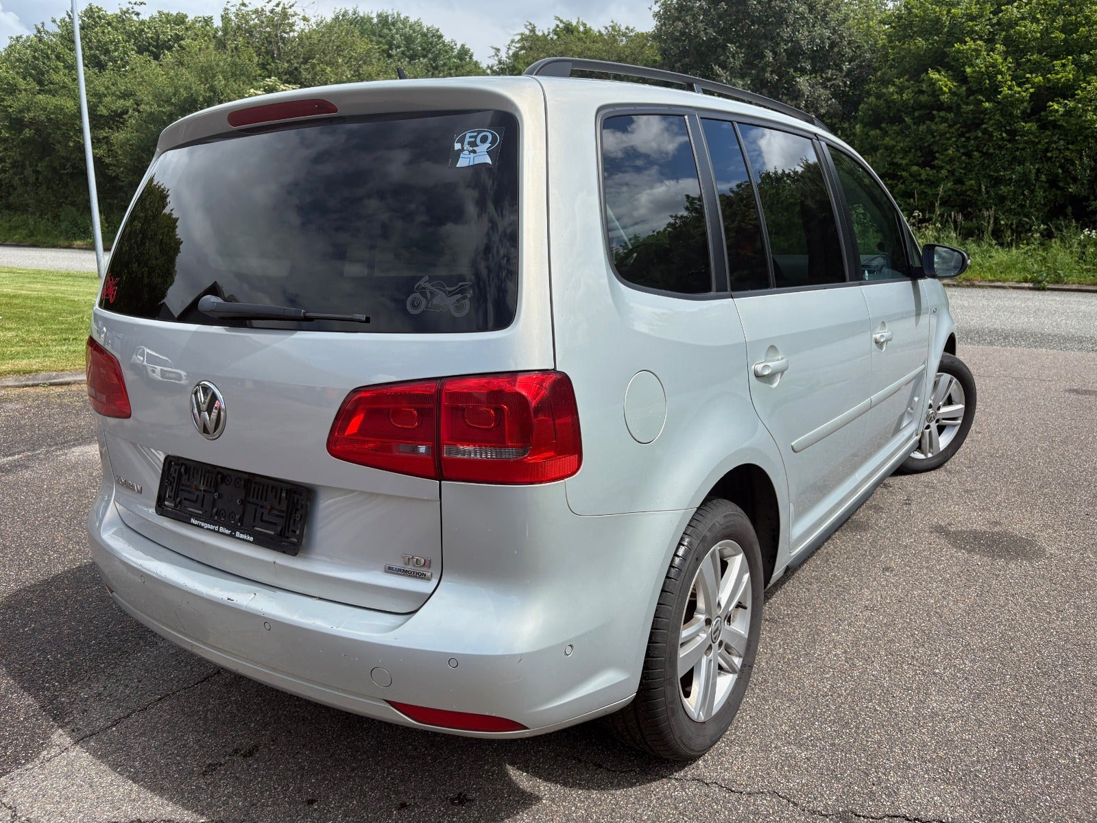 Gul VW Touran fra 2014