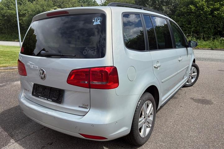 Gul VW Touran fra 2014