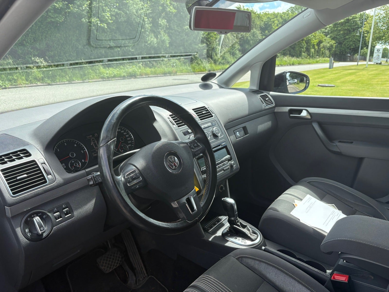 Gul VW Touran fra 2014