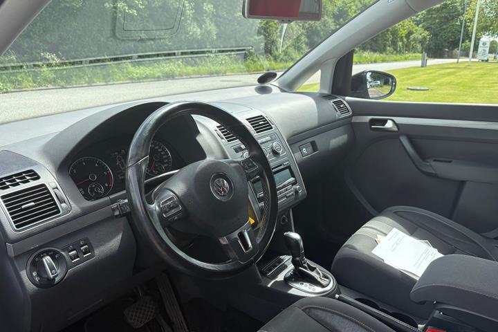 Gul VW Touran fra 2014