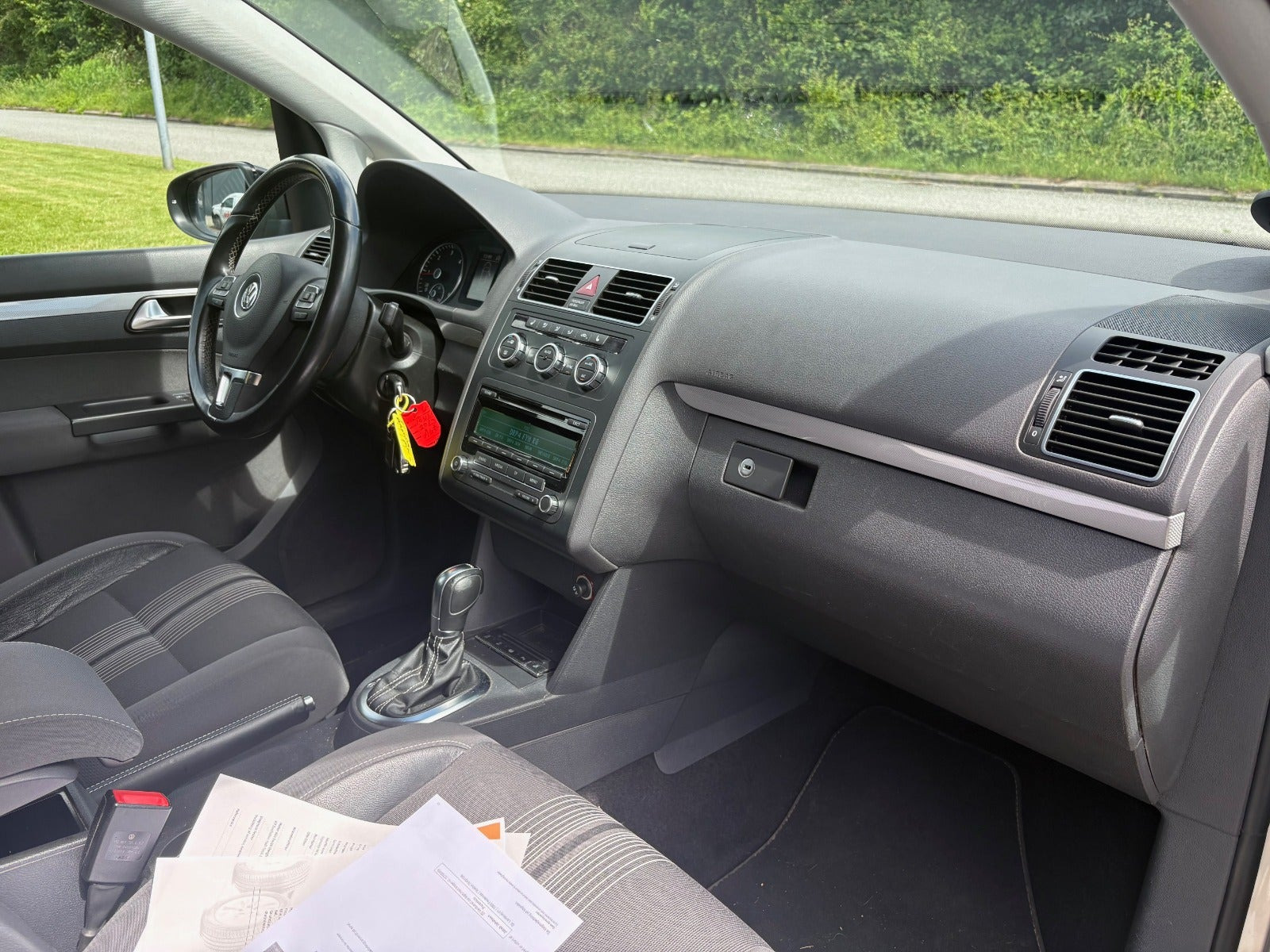 Gul VW Touran fra 2014