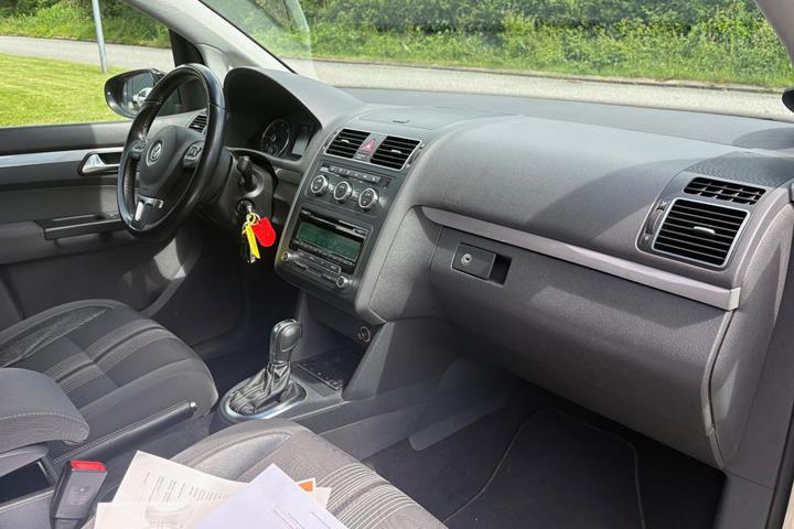 Gul VW Touran fra 2014