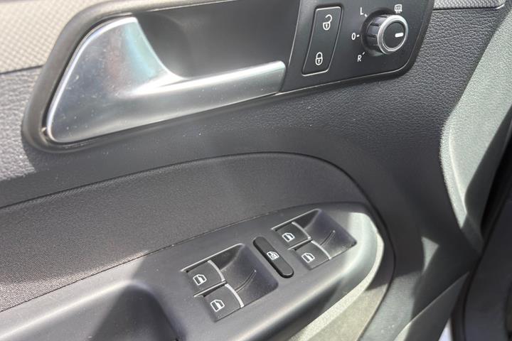 Gul VW Touran fra 2014