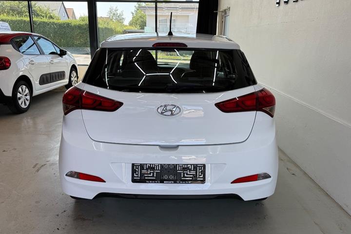 Hvid Hyundai i20 fra 2015