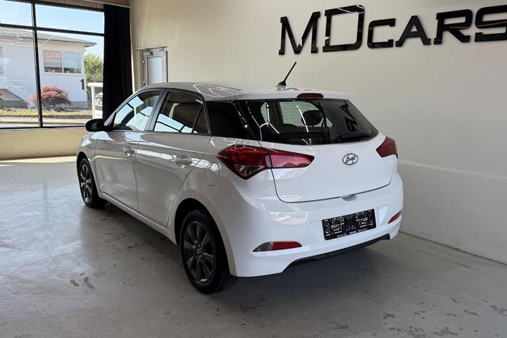 Hvid Hyundai i20 fra 2015