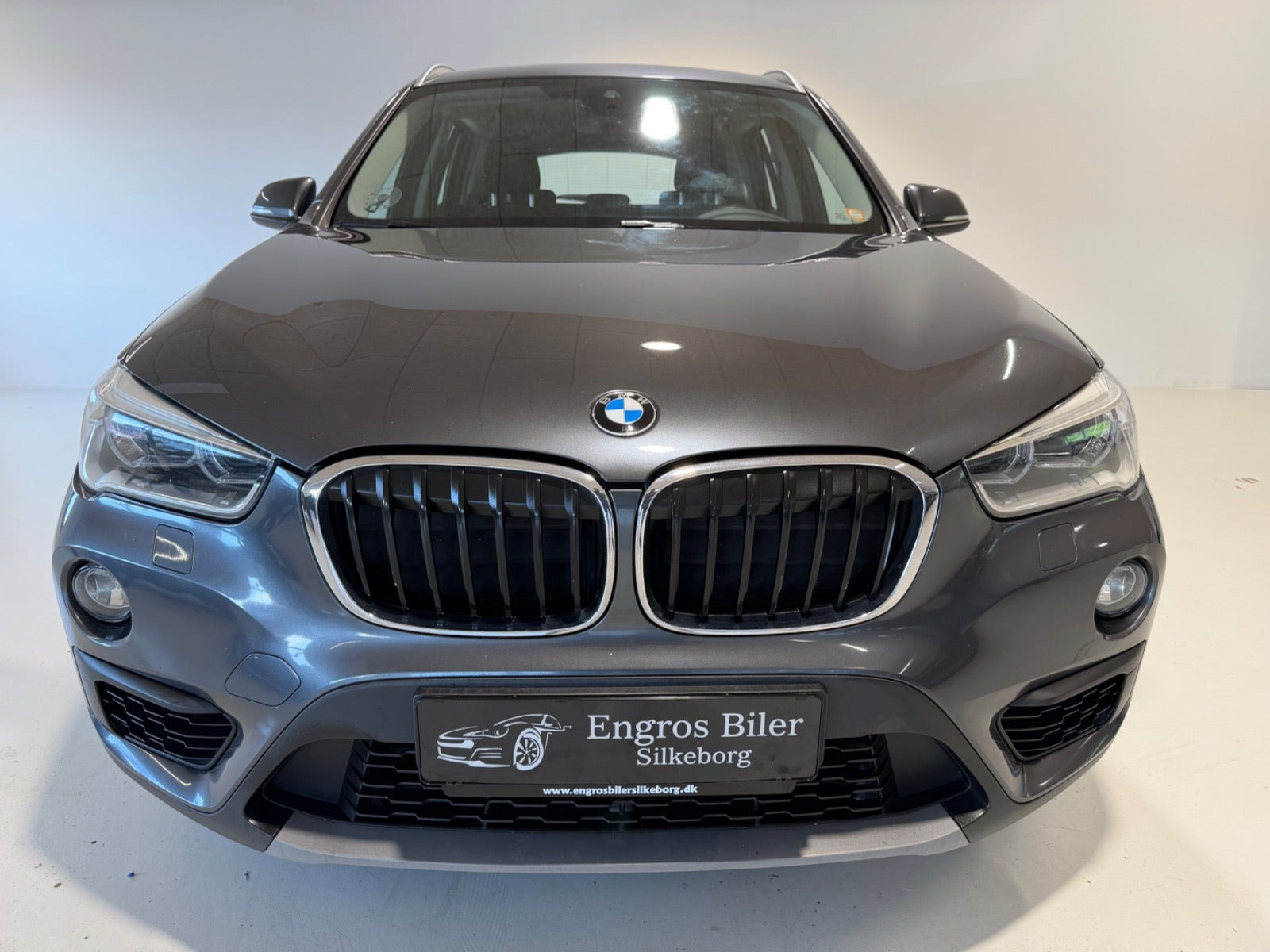 Grå BMW X1 fra 2016