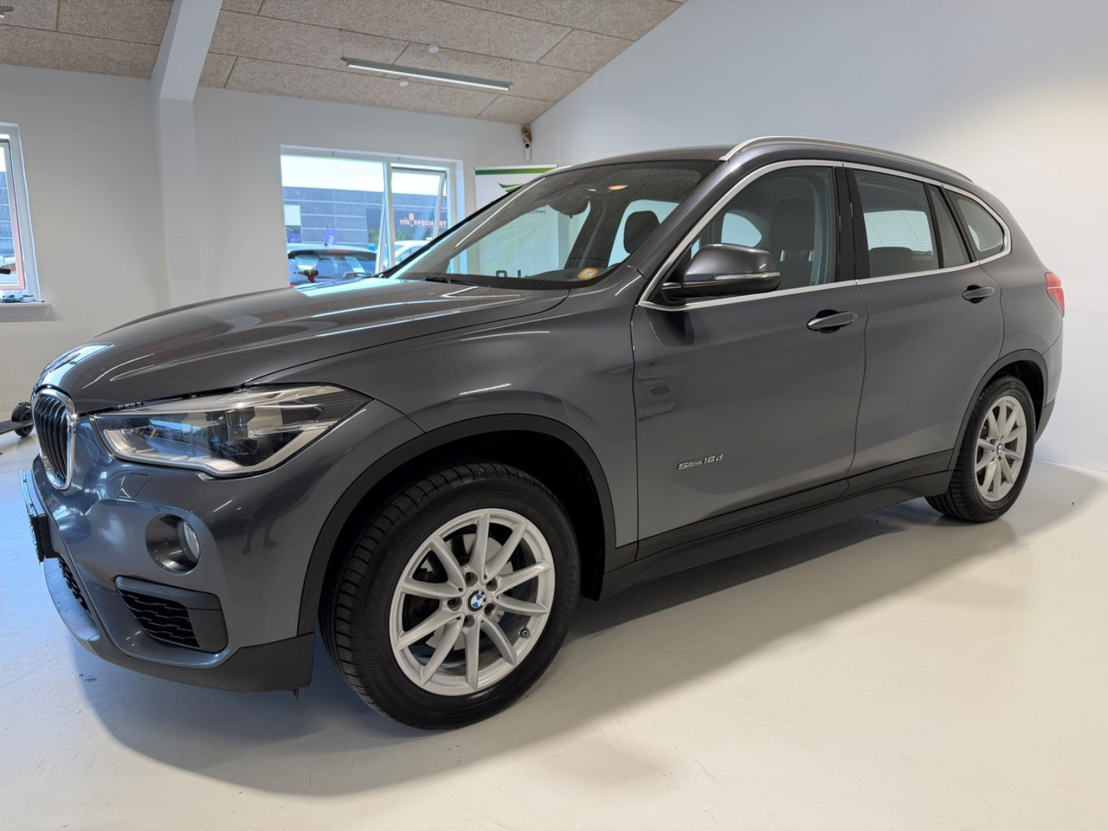 Grå BMW X1 fra 2016