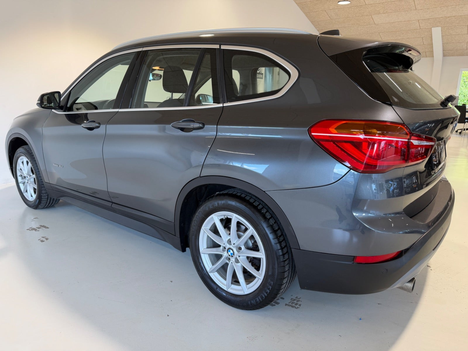Grå BMW X1 fra 2016