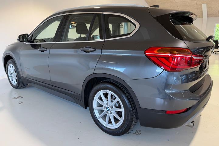 Grå BMW X1 fra 2016