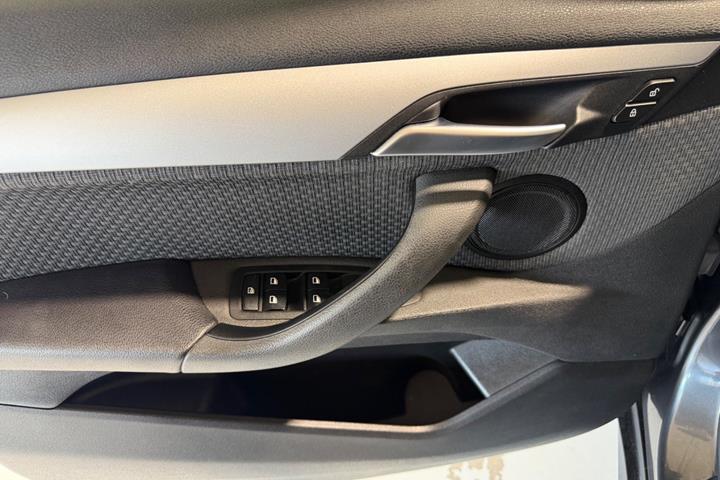Grå BMW X1 fra 2016
