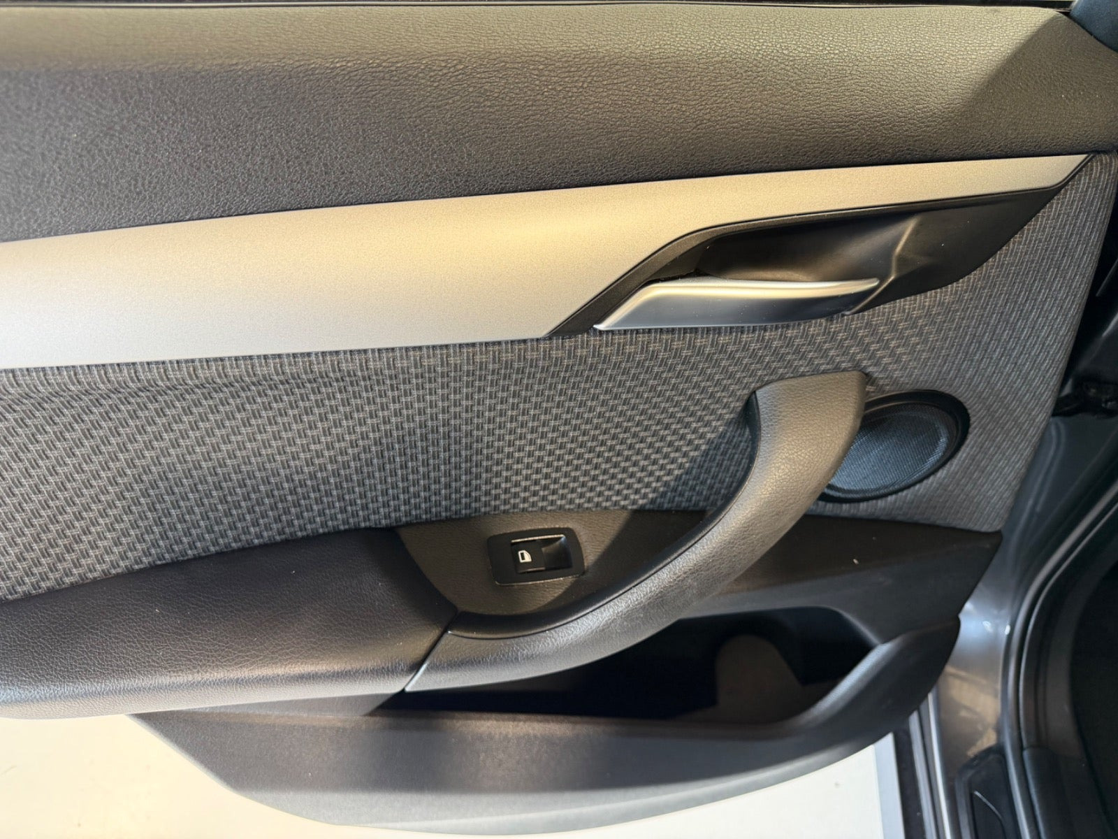 Grå BMW X1 fra 2016