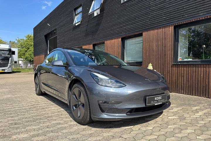Grå Tesla Model 3 fra 2023