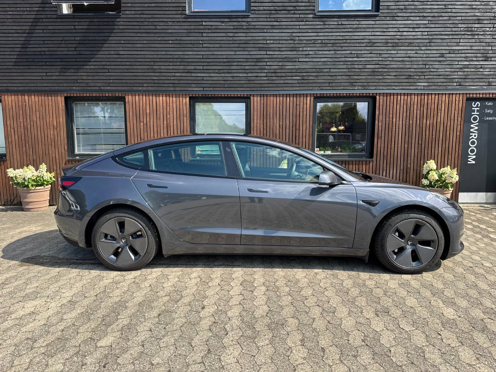 Grå Tesla Model 3 fra 2023
