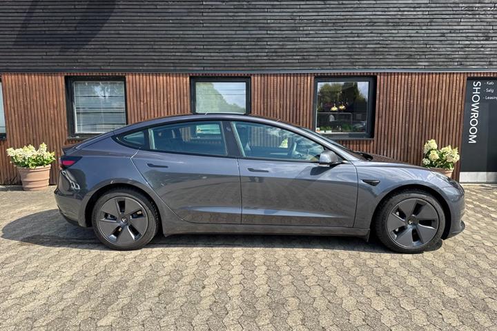 Grå Tesla Model 3 fra 2023