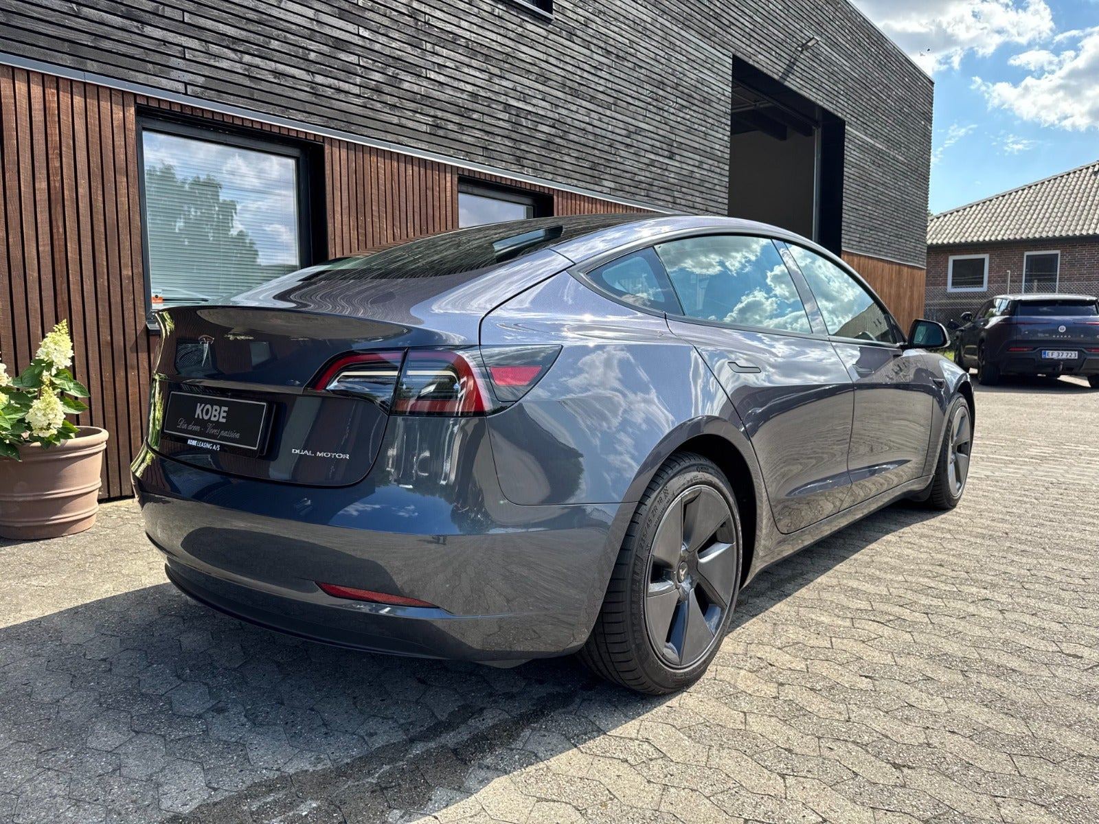 Grå Tesla Model 3 fra 2023