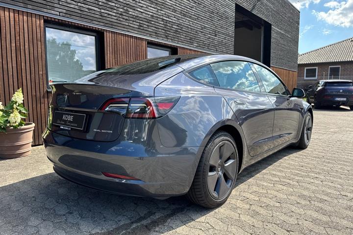 Grå Tesla Model 3 fra 2023