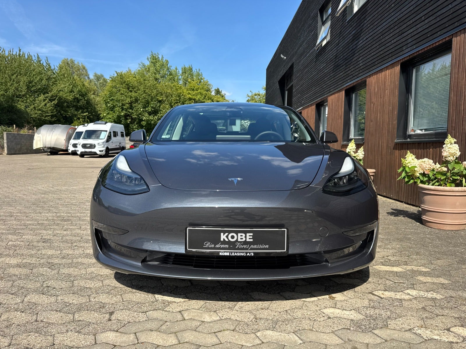 Grå Tesla Model 3 fra 2023