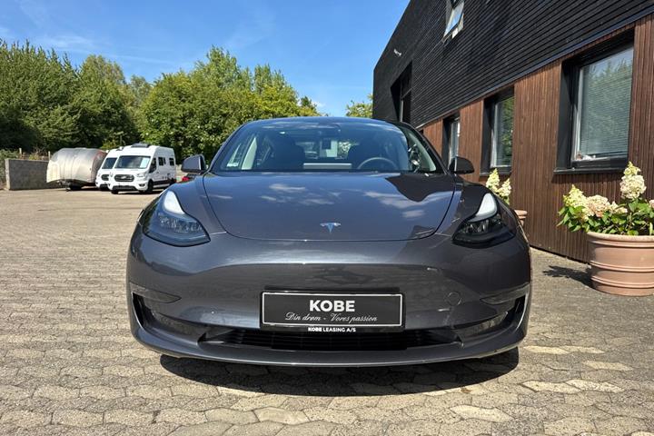 Grå Tesla Model 3 fra 2023