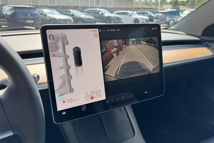 Grå Tesla Model 3 fra 2023
