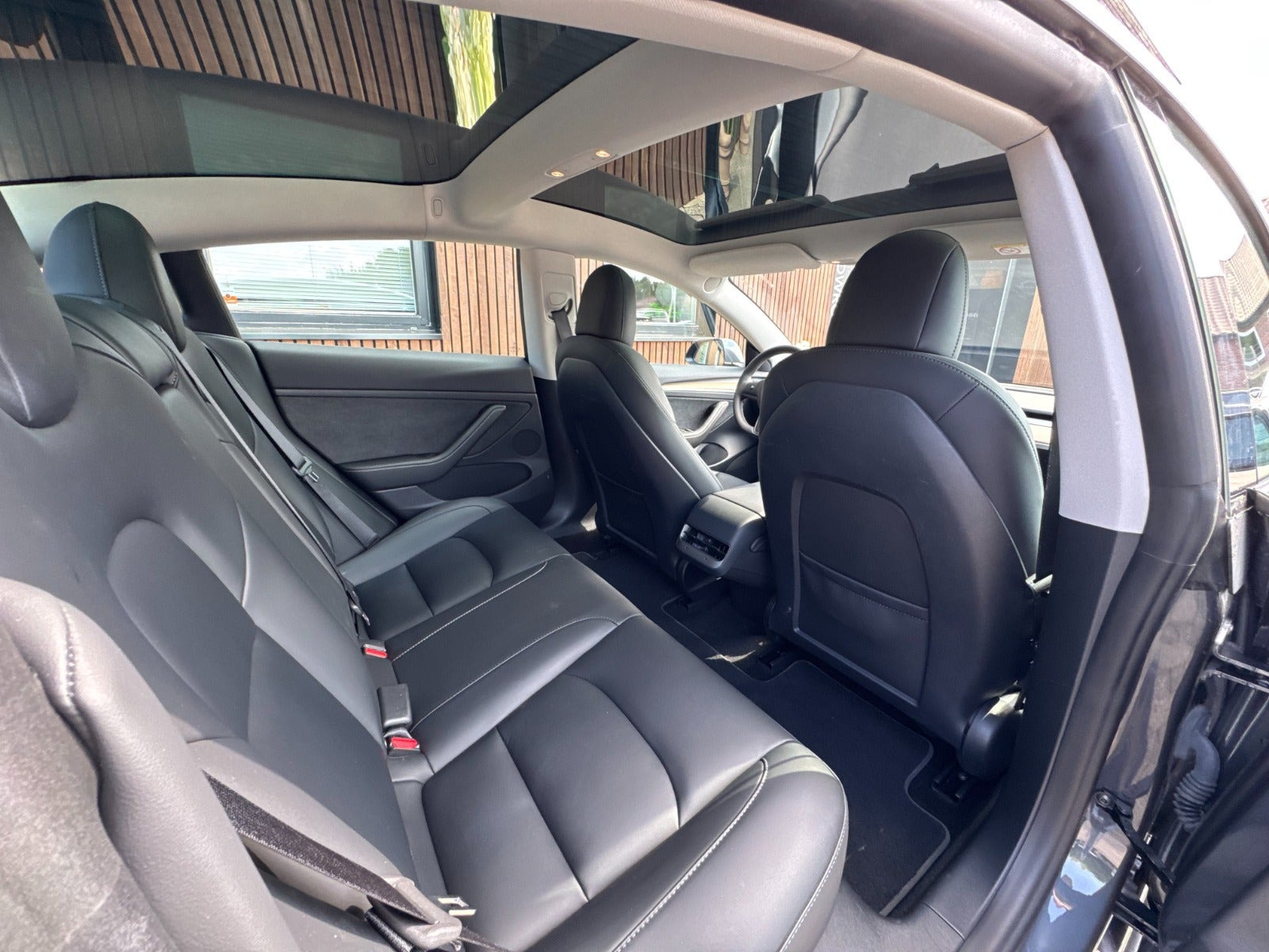 Grå Tesla Model 3 fra 2023