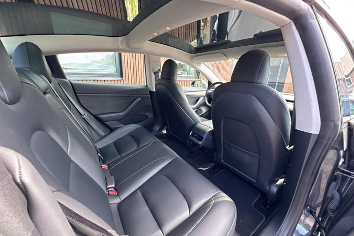 Grå Tesla Model 3 fra 2023