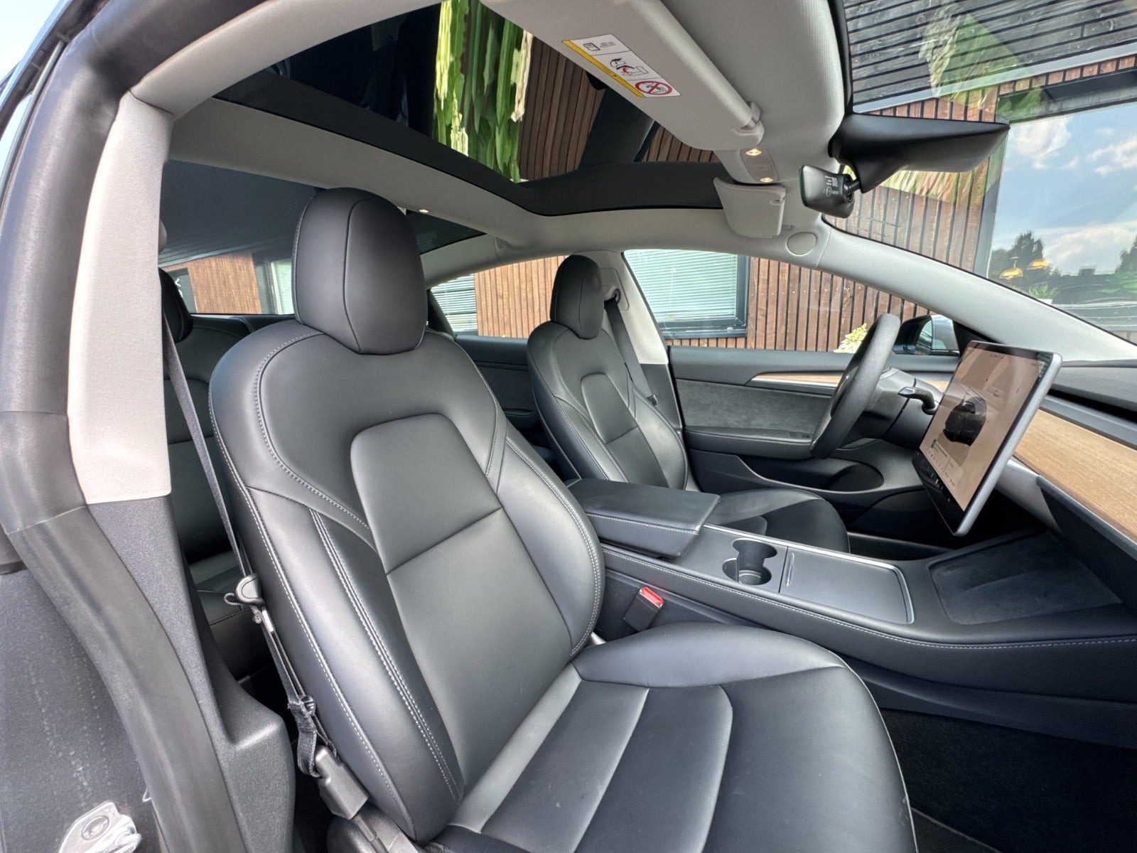 Grå Tesla Model 3 fra 2023