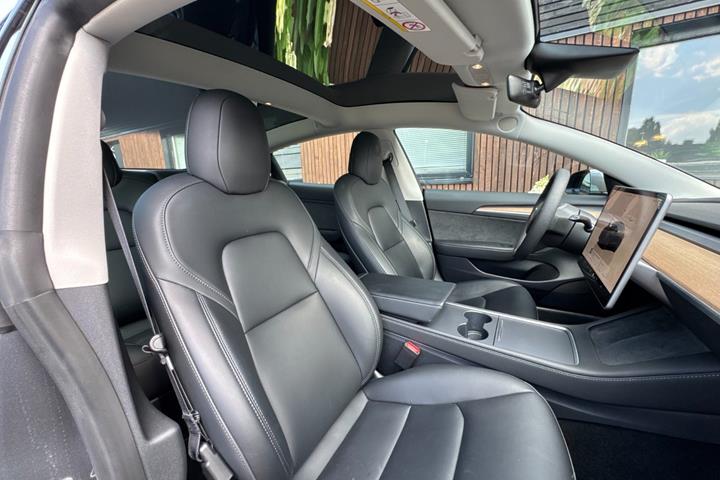 Grå Tesla Model 3 fra 2023