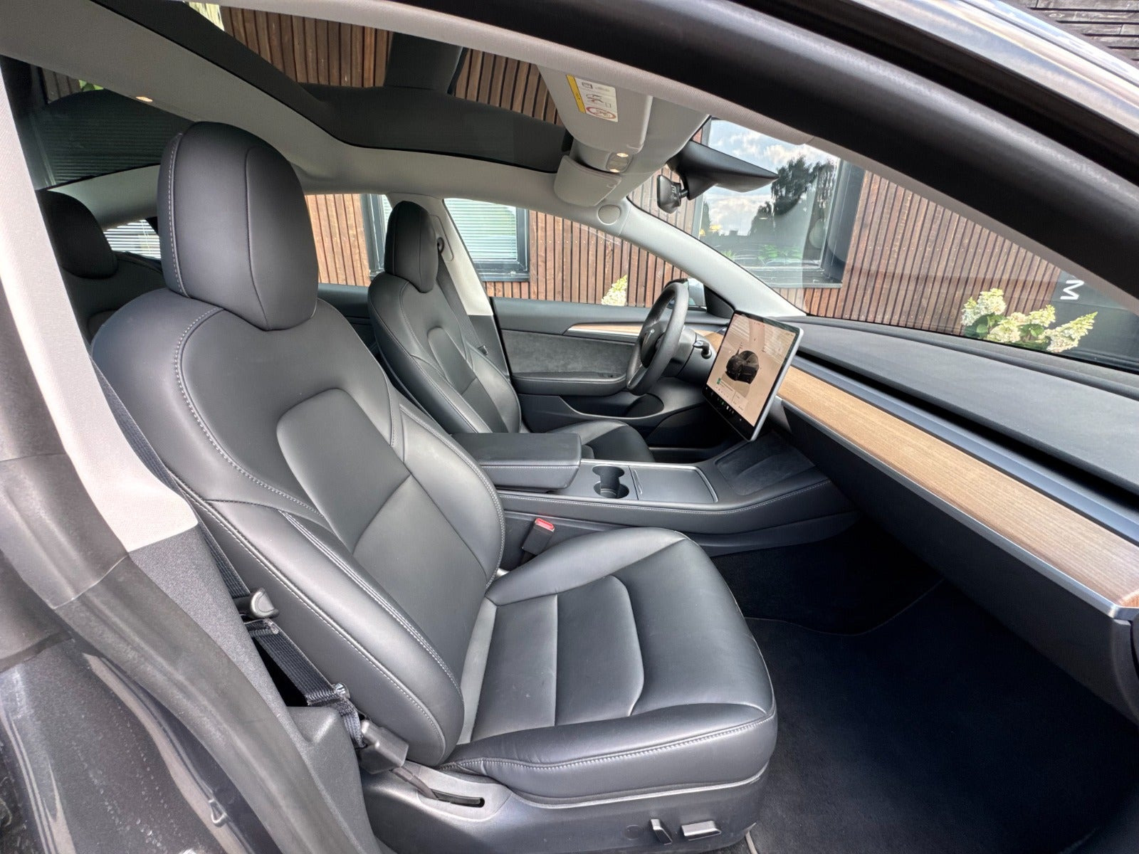 Grå Tesla Model 3 fra 2023