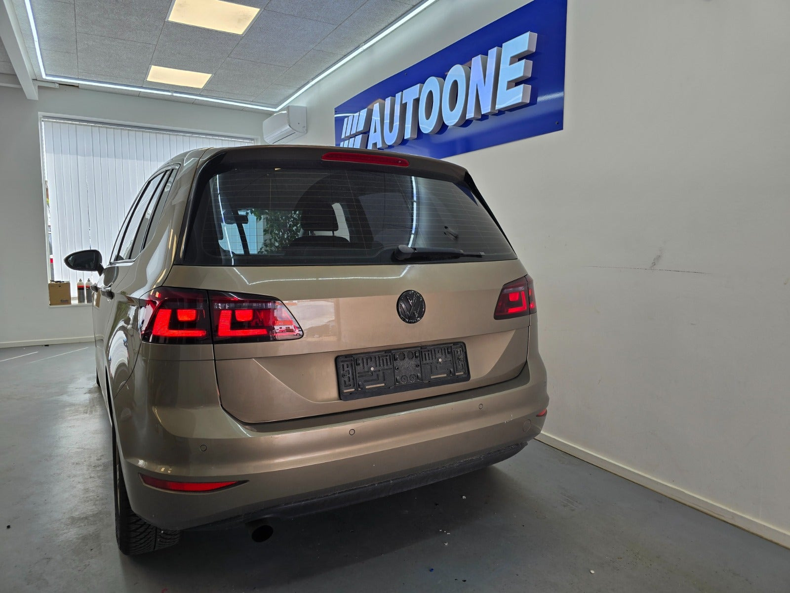 Gul VW Golf Sportsvan fra 2015