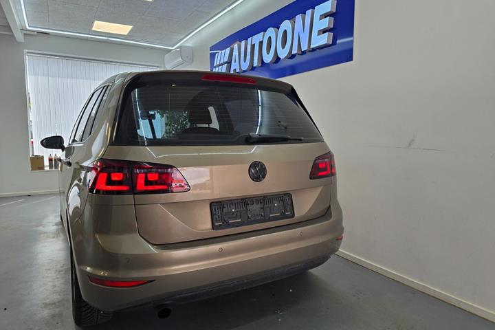 Gul VW Golf Sportsvan fra 2015